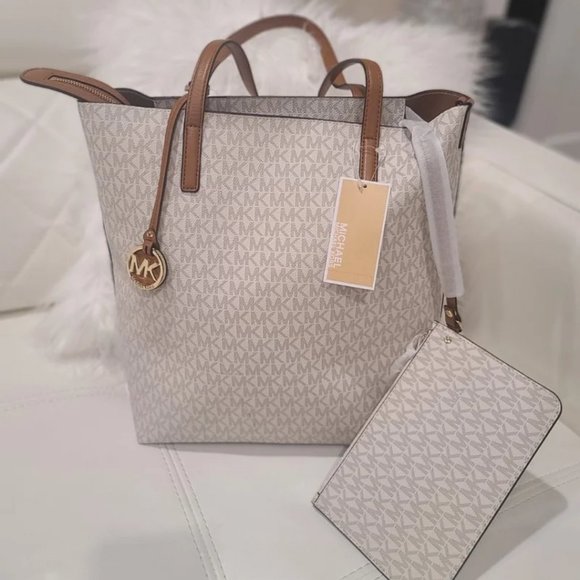 Michael Kors | Hayley Large Jet Set Tote + Wallet - Picture 3 of 11